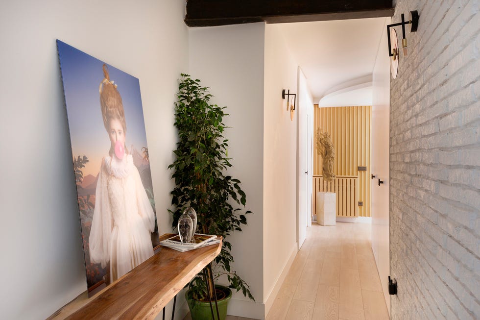 consola de madera decorada con fotografía