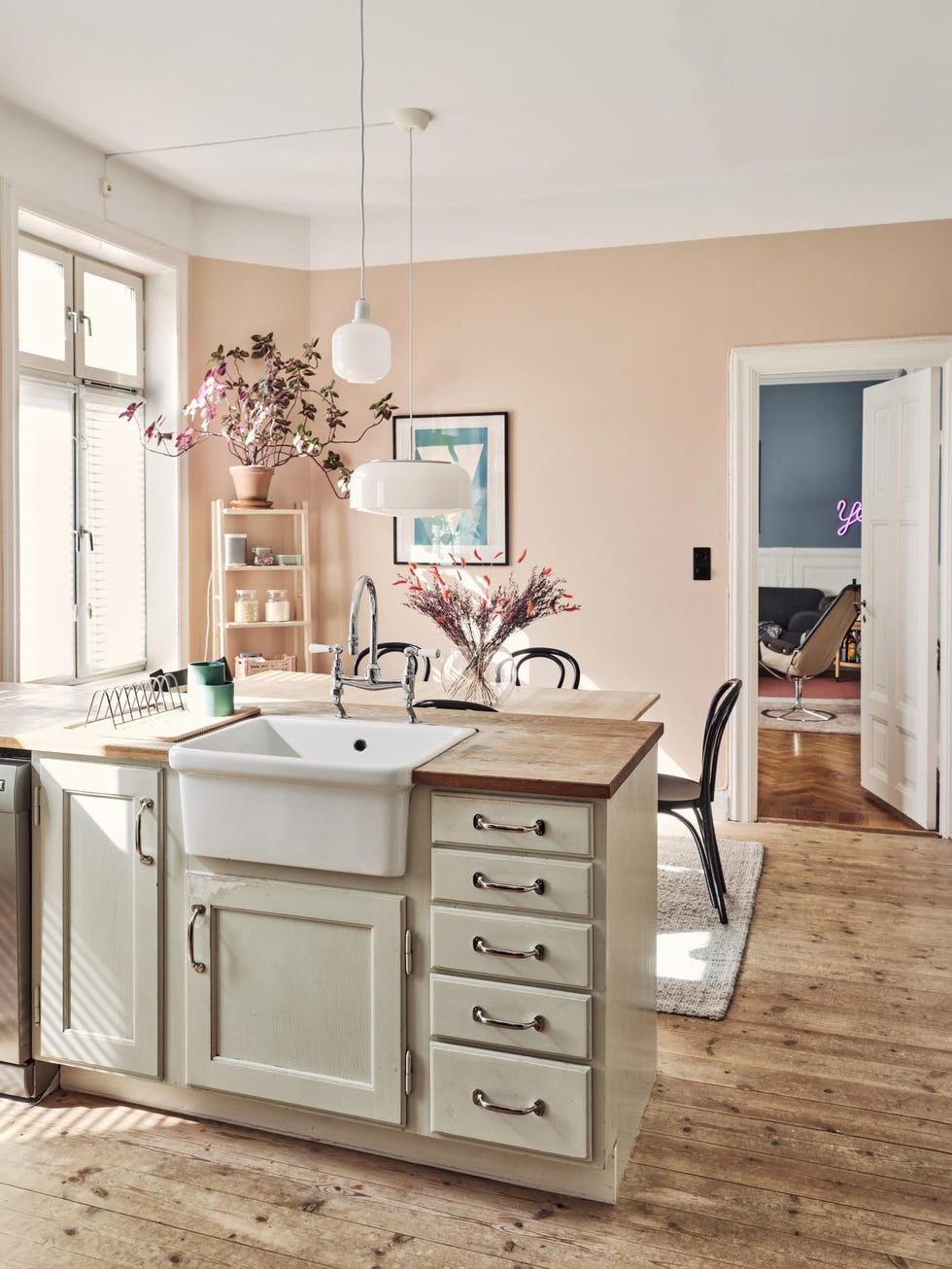 cocina con office y península de estilo rústico
