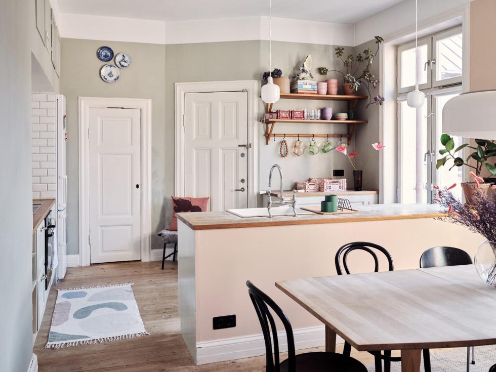 cocina con office y península de estilo rústico