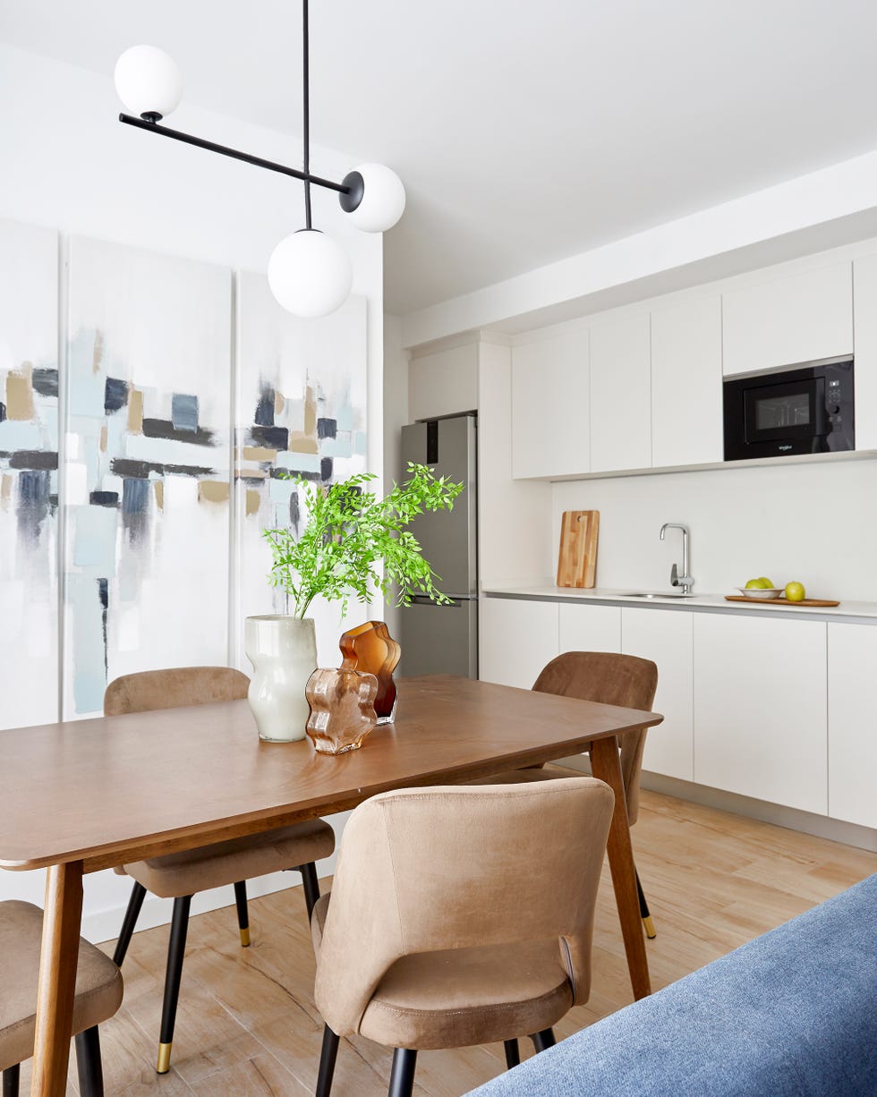 comedor con mesa de madera de diseño mid century y sillas de terciopelo