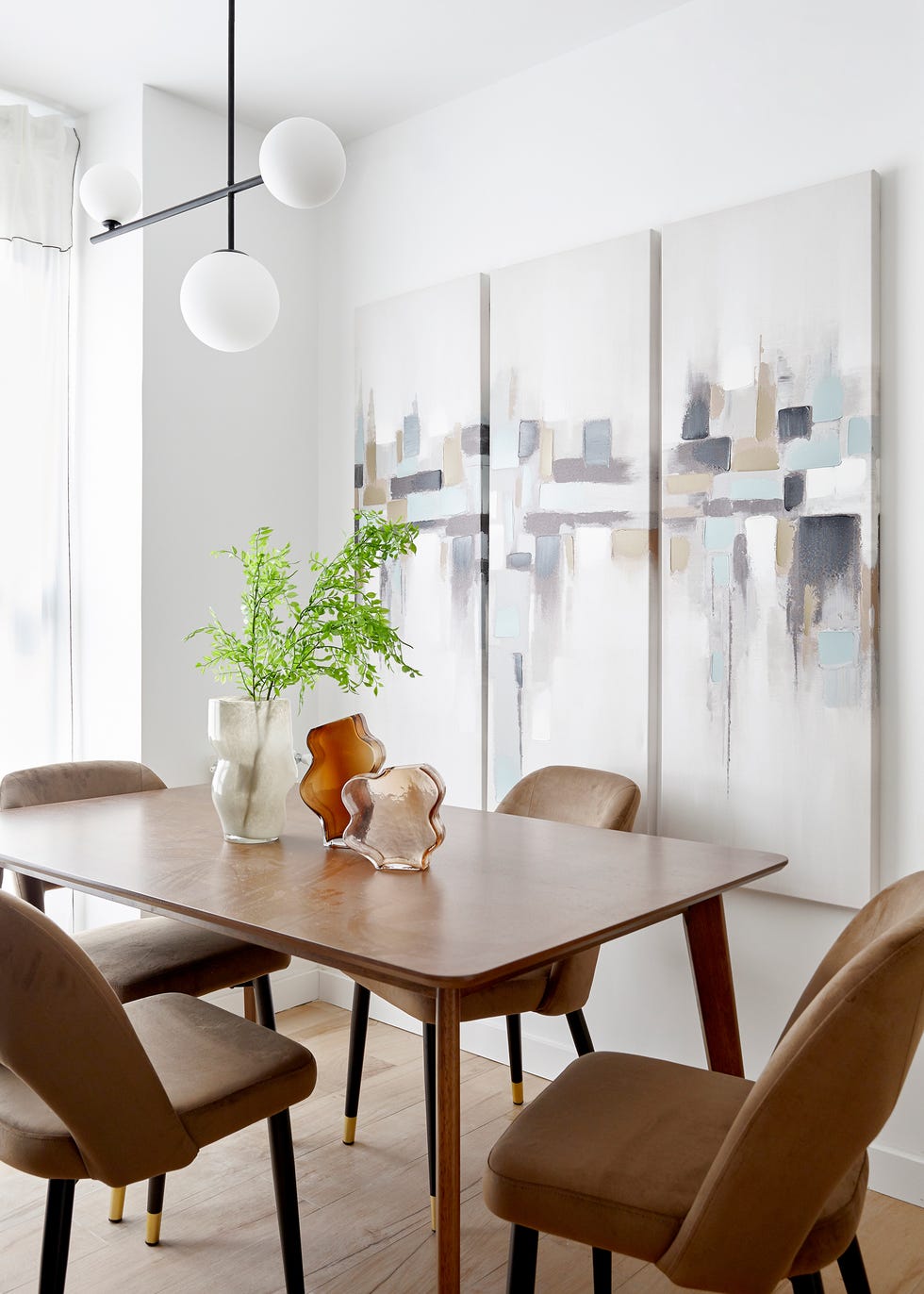 comedor con mesa de madera de diseño mid century y sillas de terciopelo