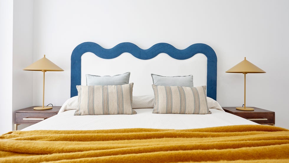 dormitorio de estilo mid century con cabecero con diseño de ondas tapizado en blanco y azul