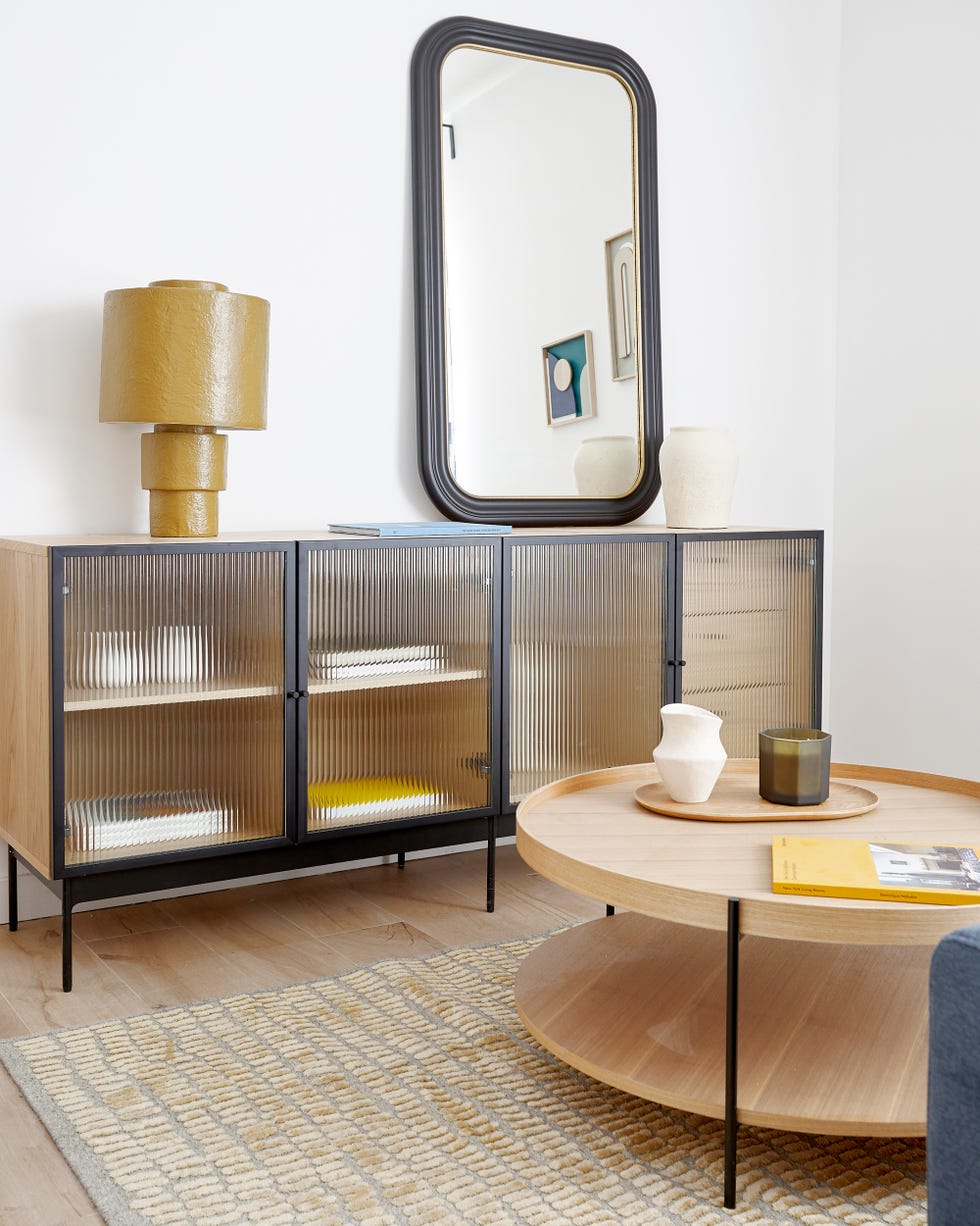 salón con aparador y mesa de centro de diseño mid century