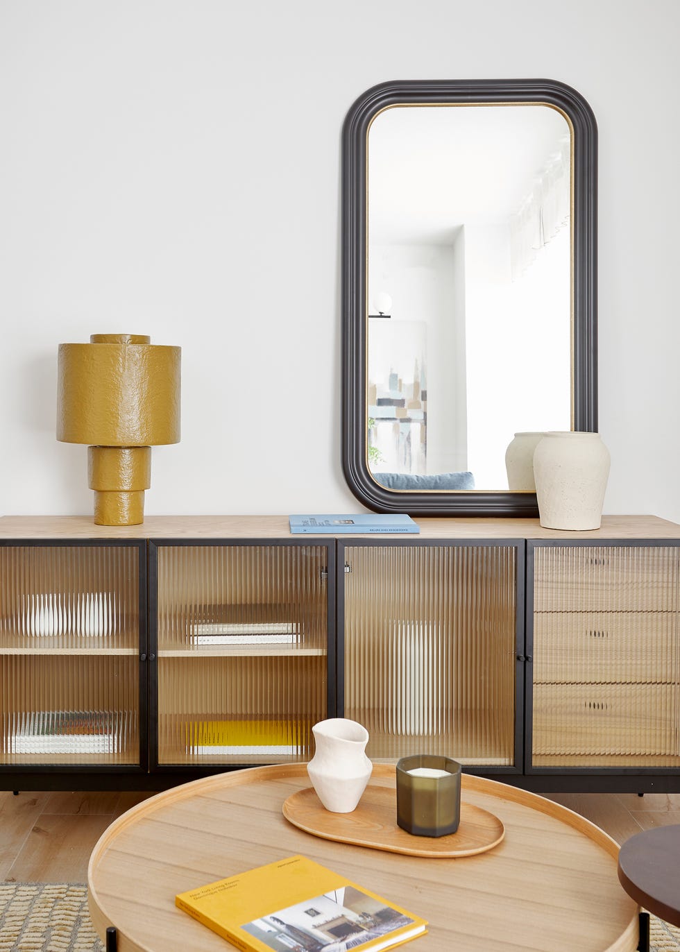 salón con aparador y mesa de centro de diseño mid century