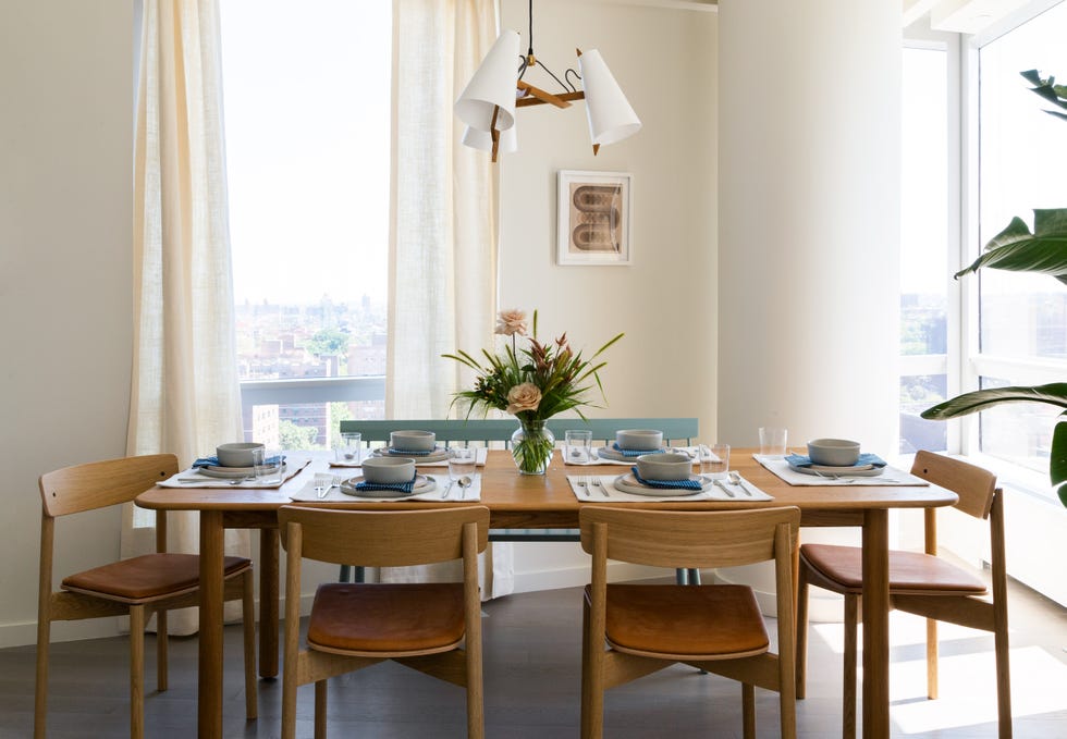 comedor con mesa de madera alargada