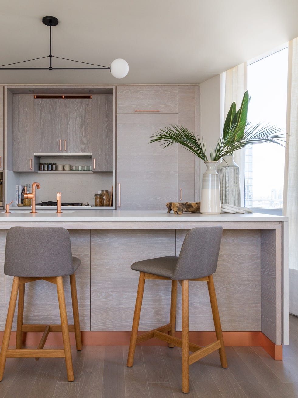 cocina moderna con isla central y puertas de madera