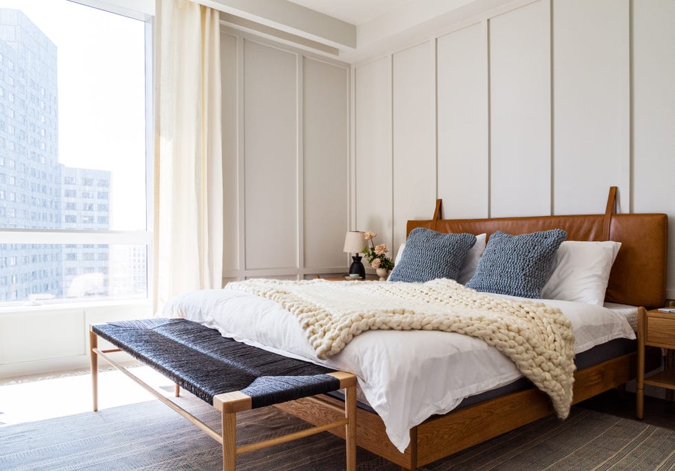cama con cabecero de piel camel y banco con asiento de cuerda