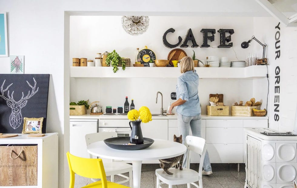 cocina con office de estilo nórdico en blanco