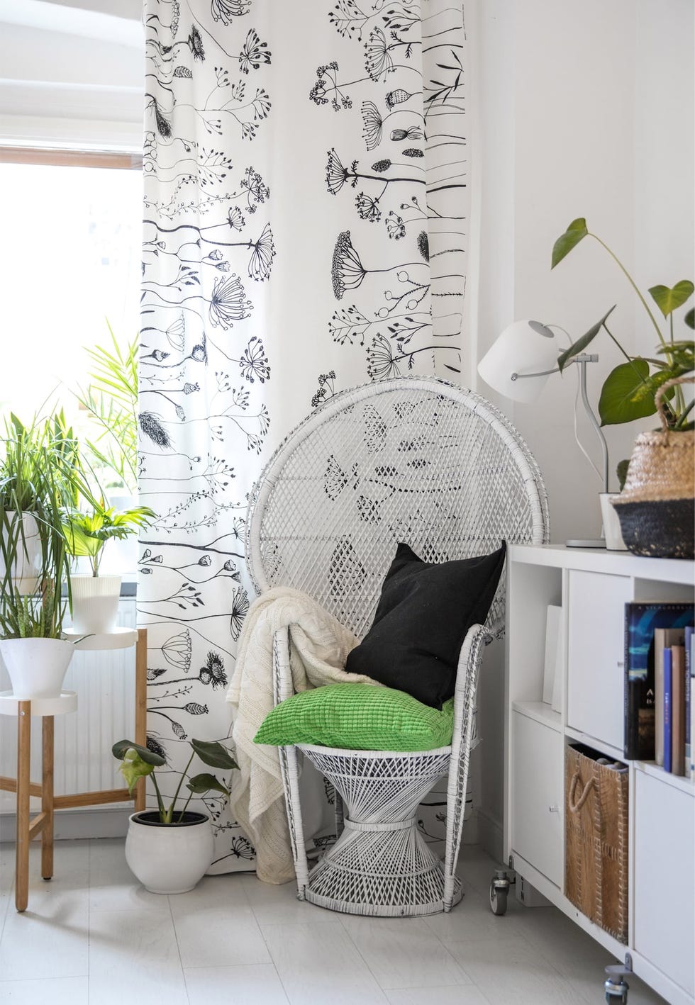 silla de mimbre blanco