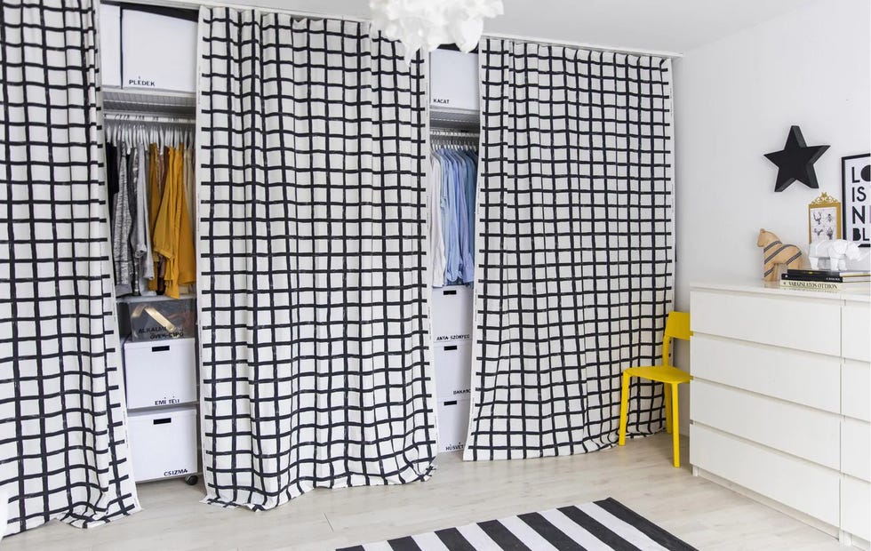 vestidor con cortinas de cuadros negros y blancos