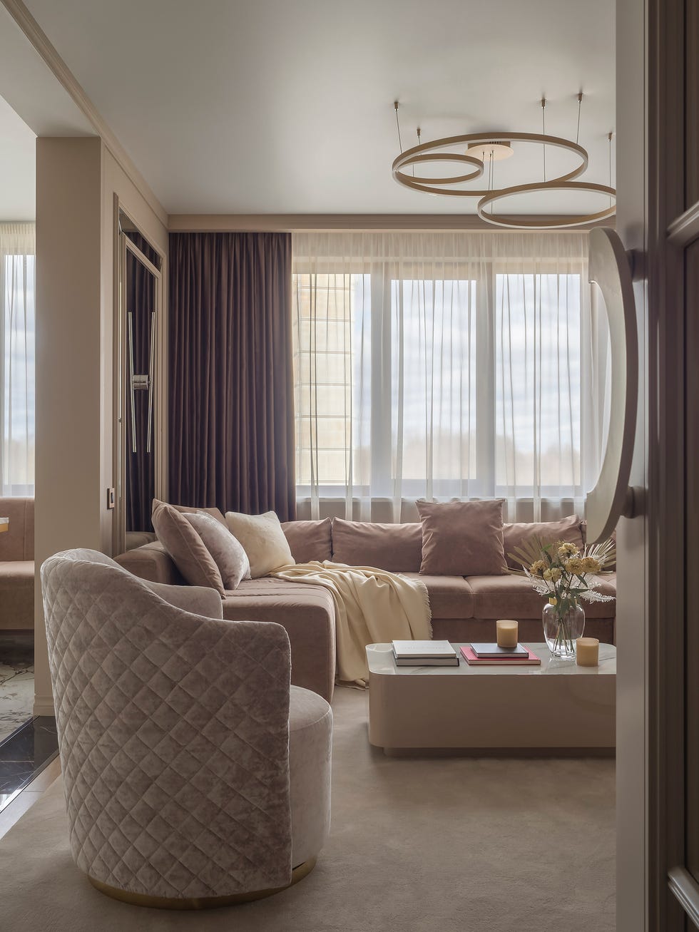 salón con sofá y butaca de terciopelo rosa