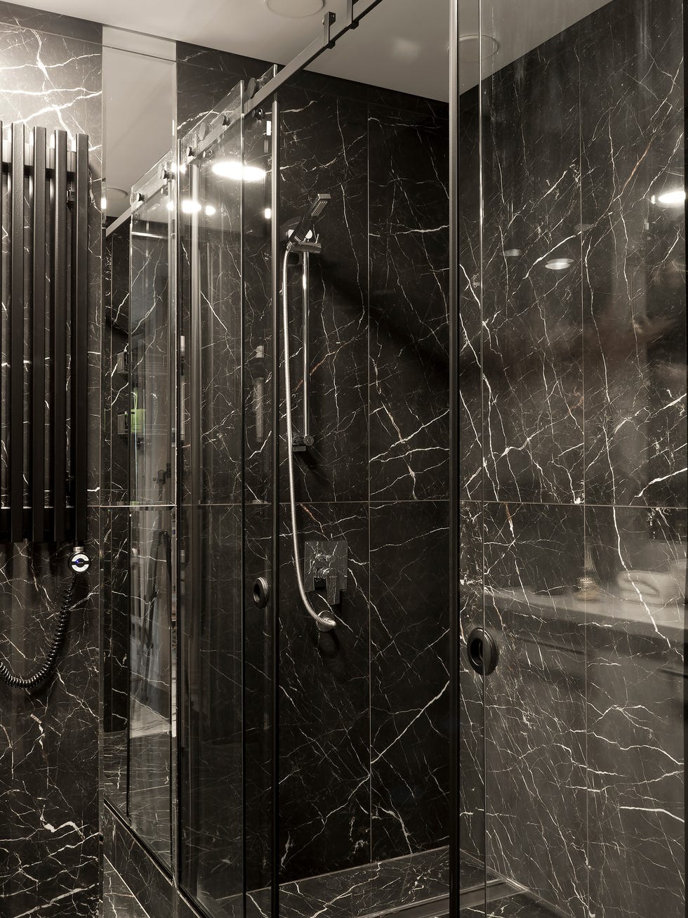 baño revestido con mármol negro