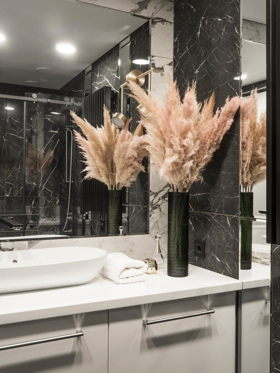 baño revestido con mármol negro