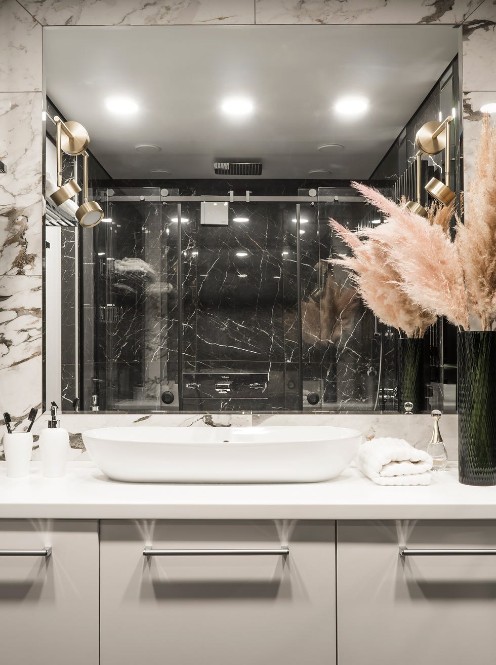baño revestido con mármol negro