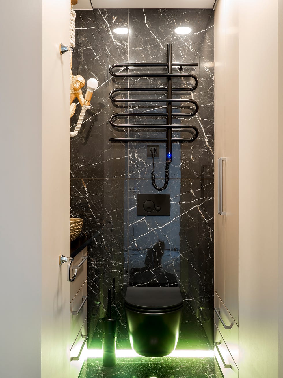 baño revestido con mármol negro