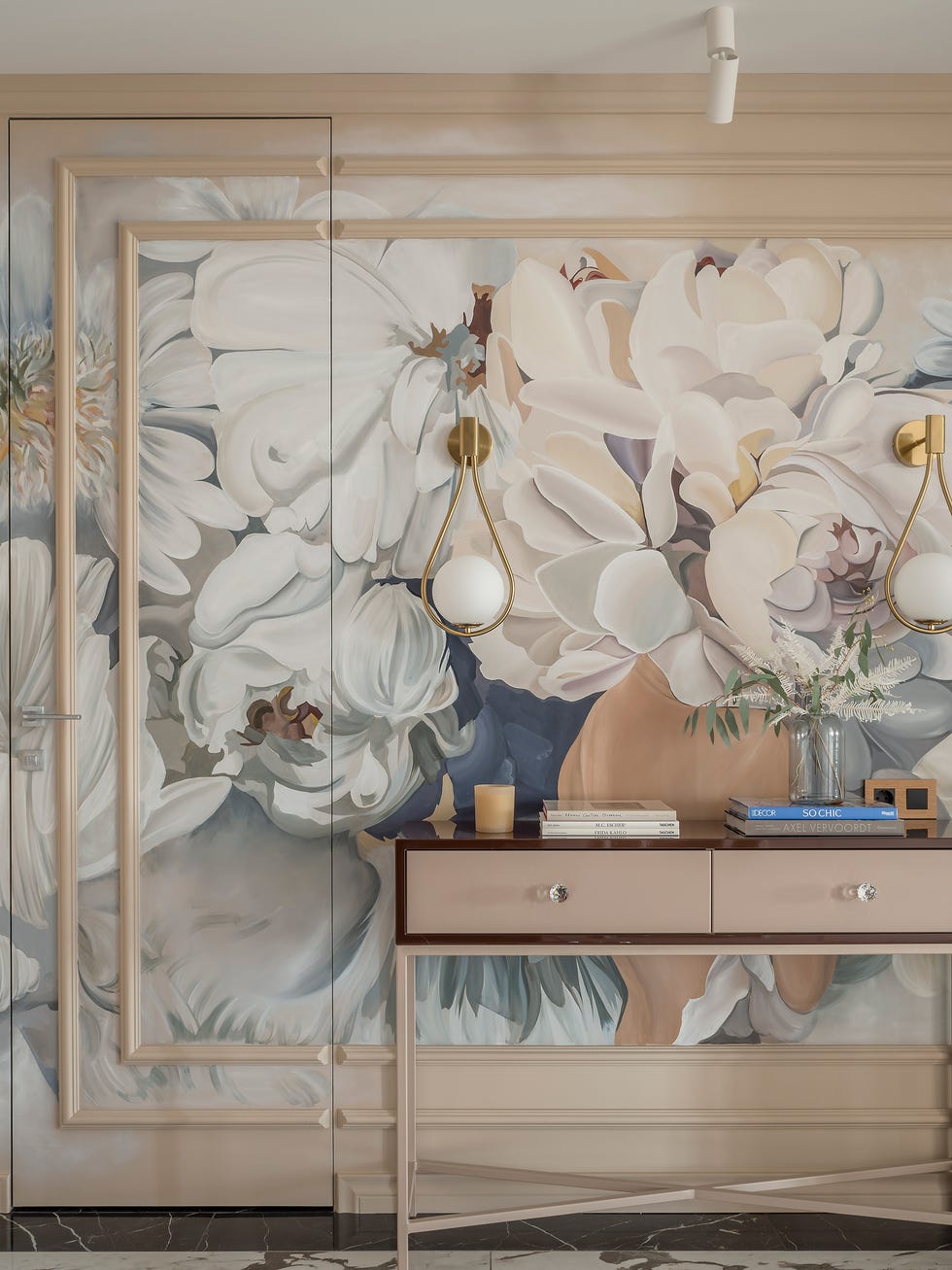 pared con mural floral pintado a mano