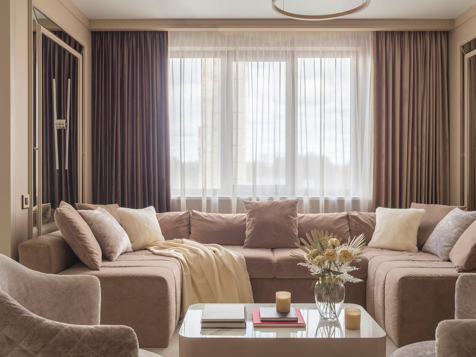 salón con sofá y butacas de terciopelo rosa