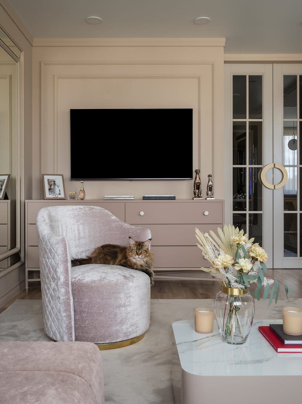 salón con butaca de terciopelo rosa y aparador rosa empolvado