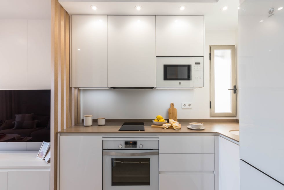 cocina con frentes blancos