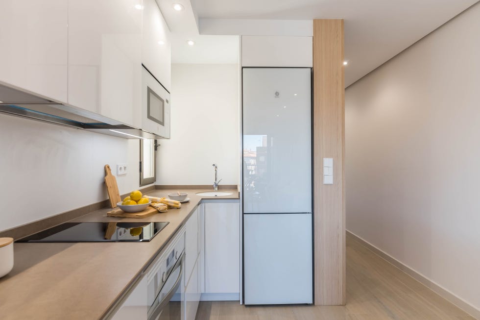 cocina blanca abierta al salón