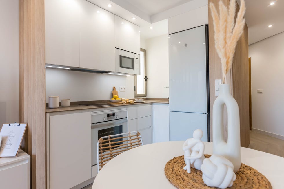 cocina con frentes blancos