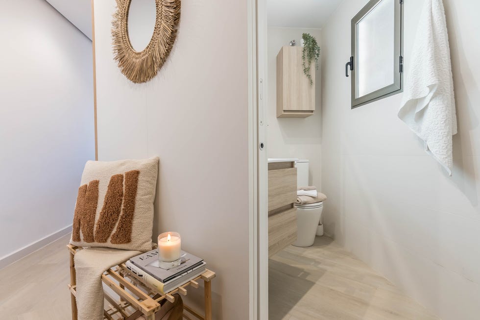 baño con mueble volado de madera