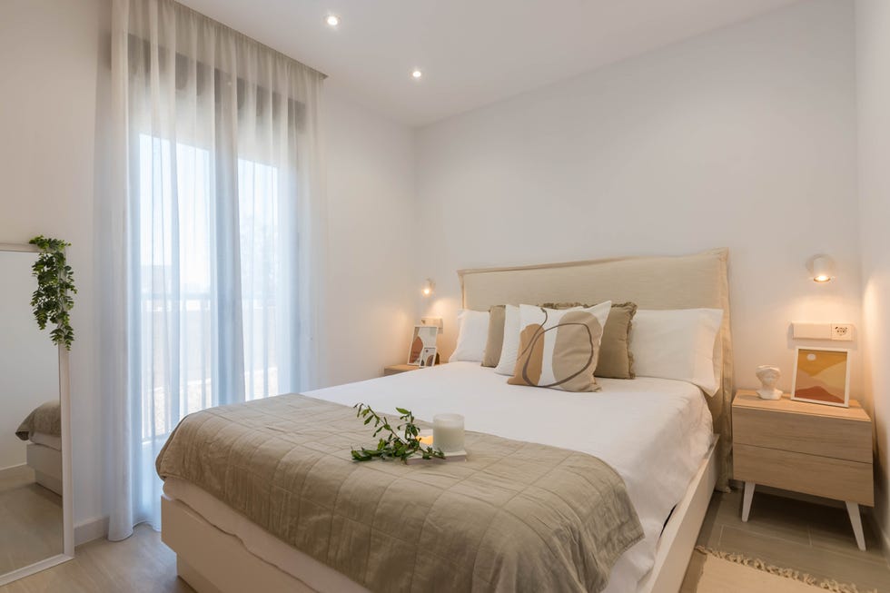 cabecero de lino beige y mesitas de madera