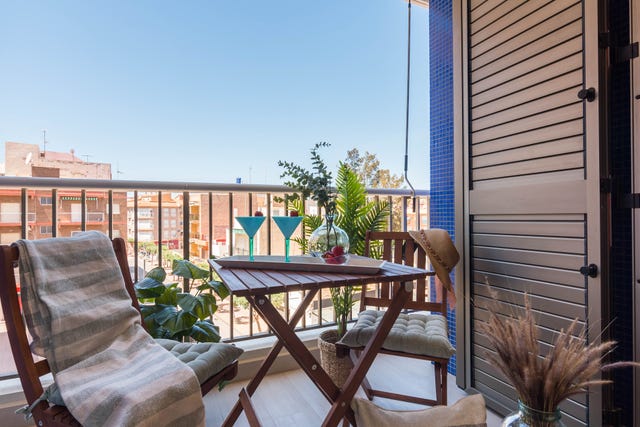 terraza con muebles de madera