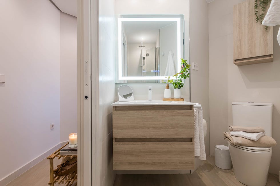 baño con mueble volado de madera