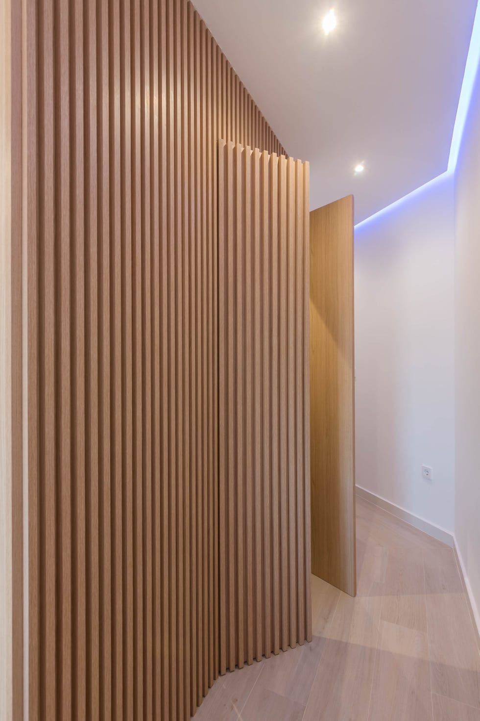 pared con listones de madera