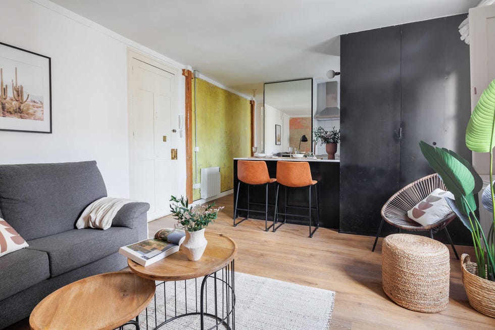 cocina de color negro con isla abierta al salón