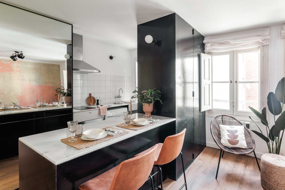 cocina de color negro con isla abierta al salón