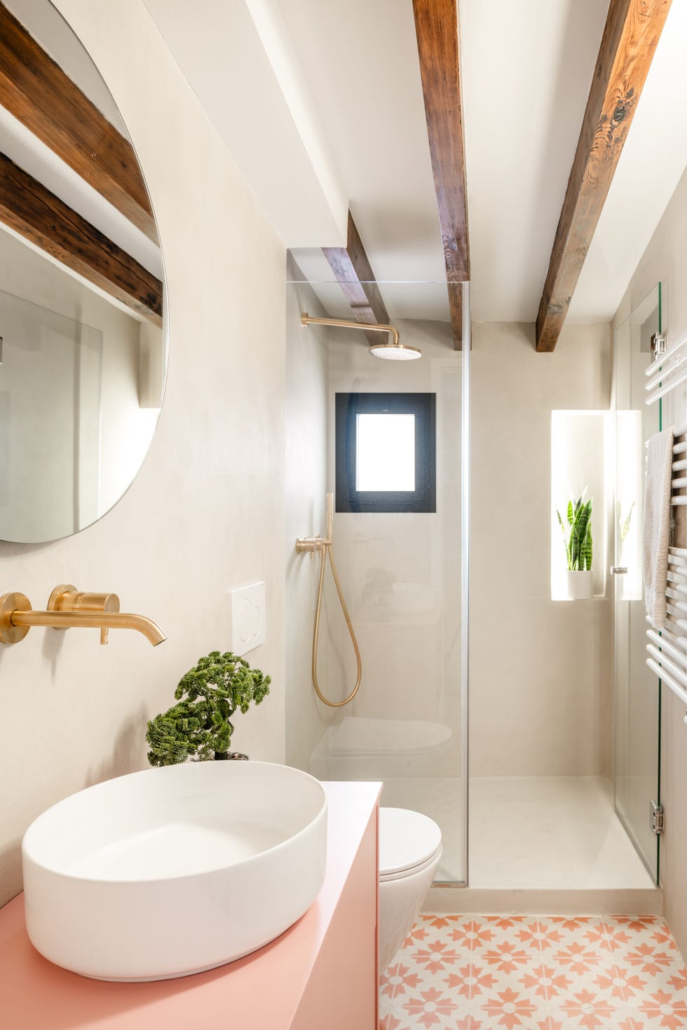baño con suelo hidráulico y vigas de madera en el techo