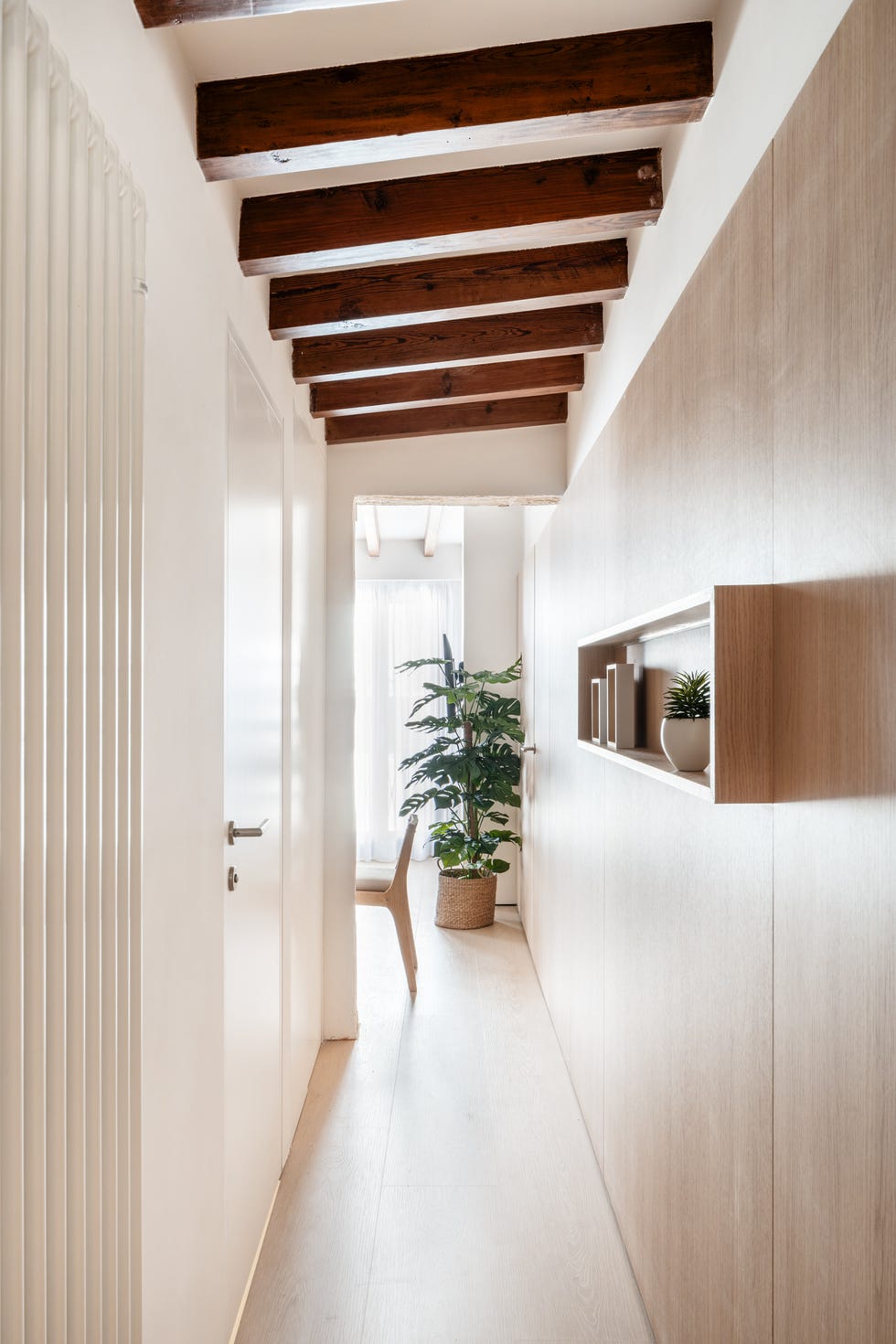 pasillo con panelado de madera y vigas vistas