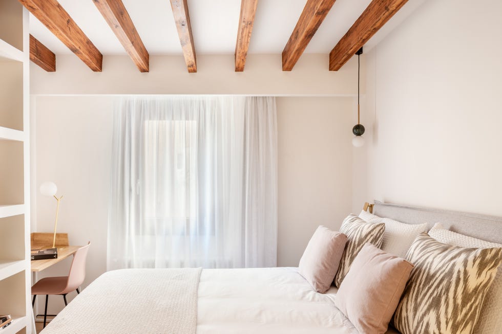 dormitorio con escritorio y estantería de obra
