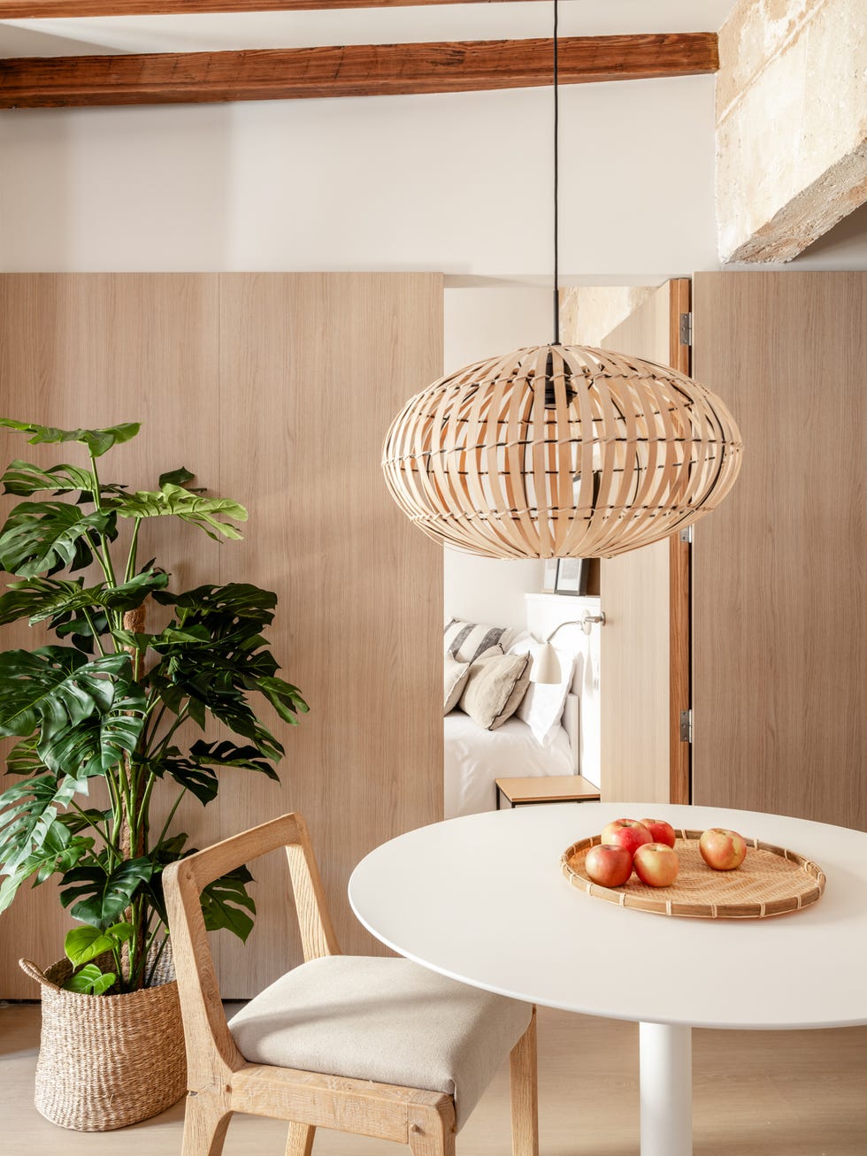 mesa de comedor blanca redonda y silla de madera