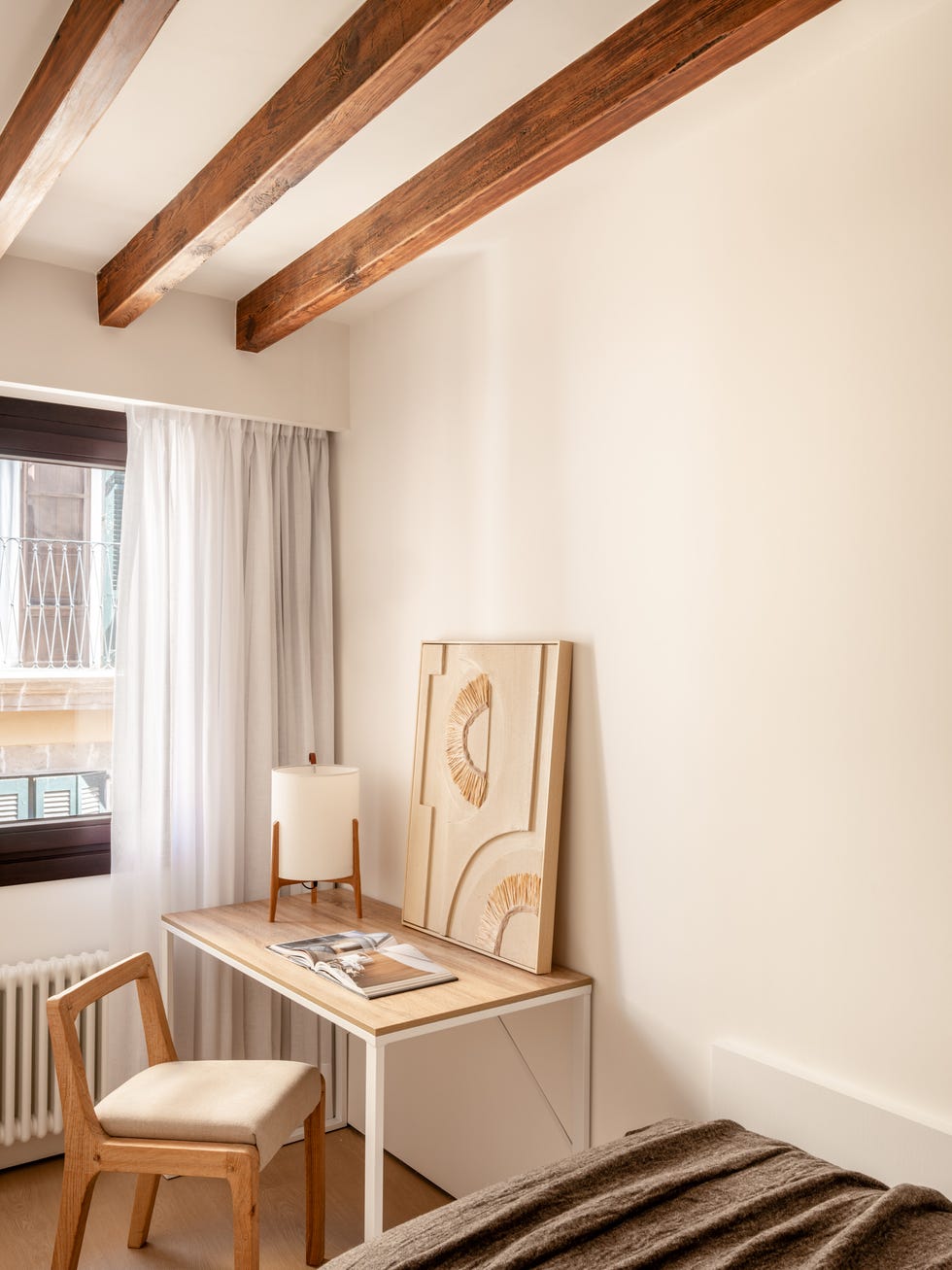 escritorio y silla de madera