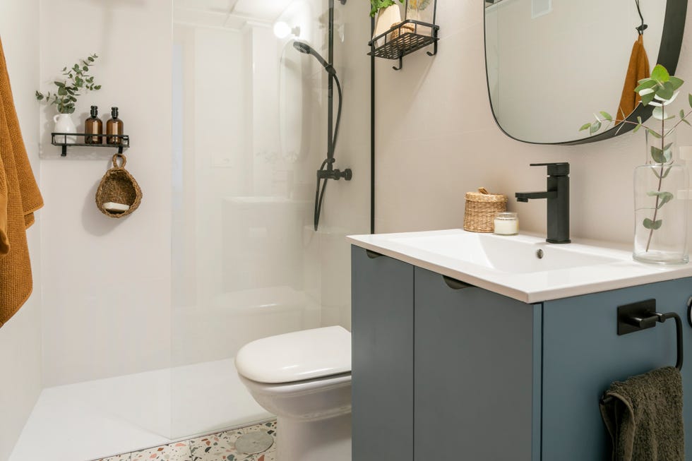 baño con ducha de obra y mueble pintado de azul