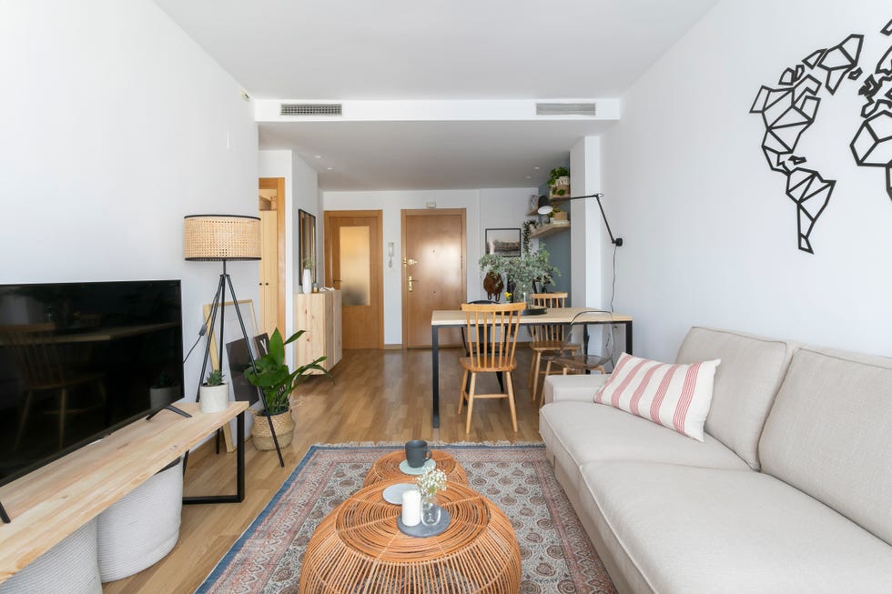 salón comedor de estilo mediterráneo con muebles de madera y fibras