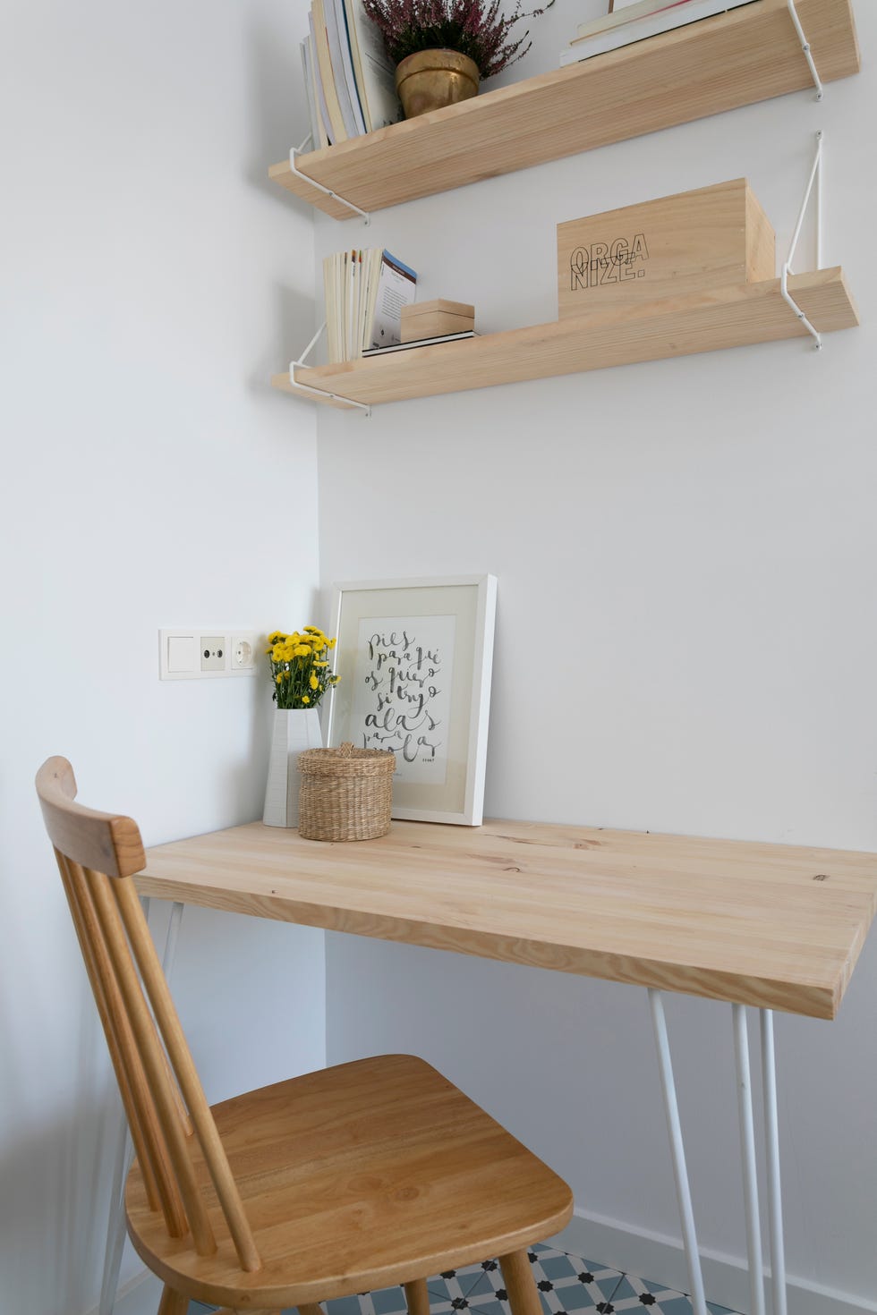 escritorio de diseño nórdico con baldas de madera