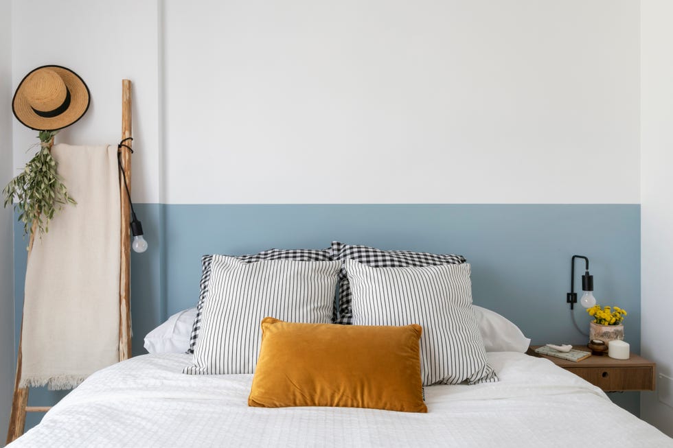 dormitorio de estilo mediterráneo decorado en blanco y azul