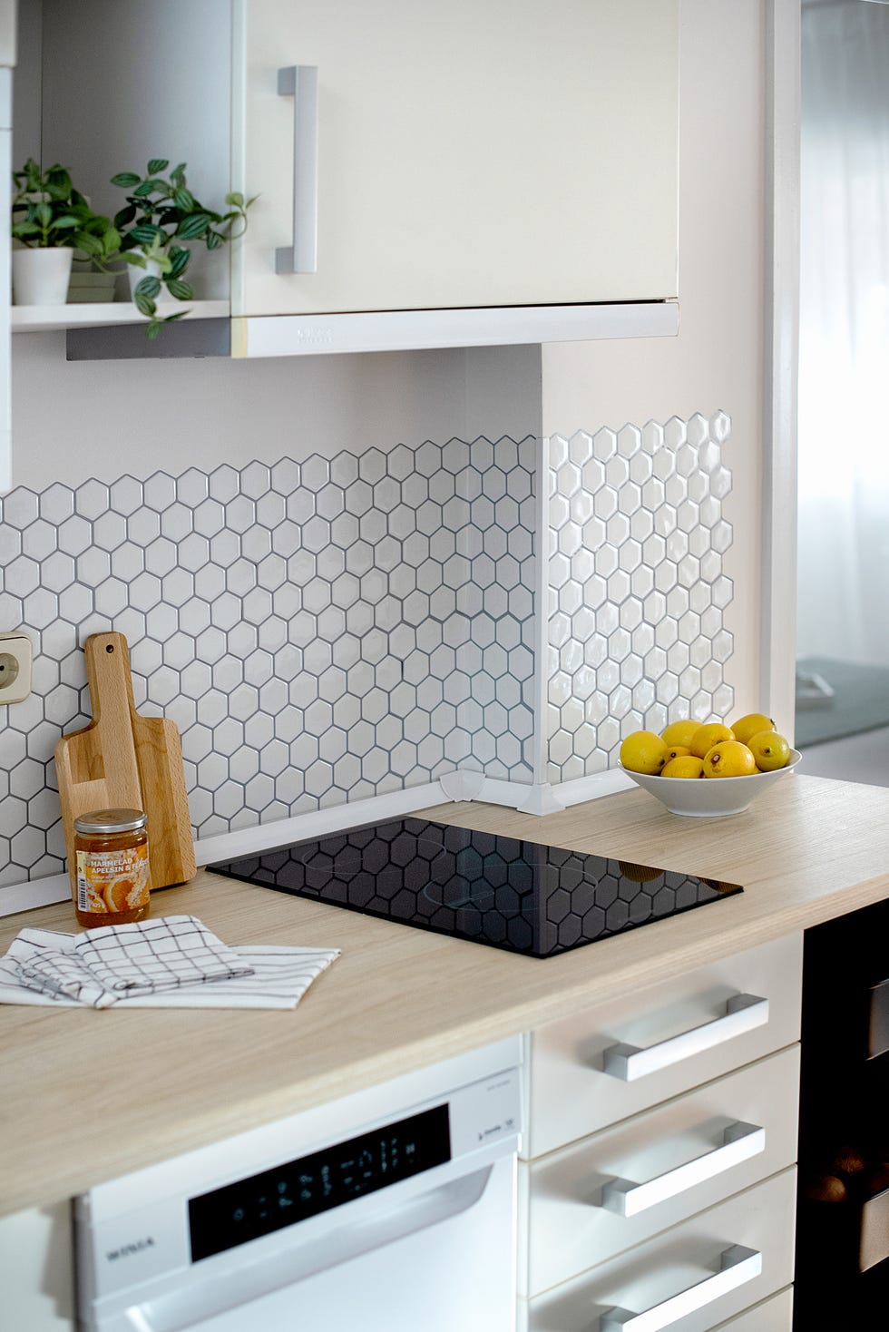 cocina con encimera de madera y frente de azulejos tipo panal