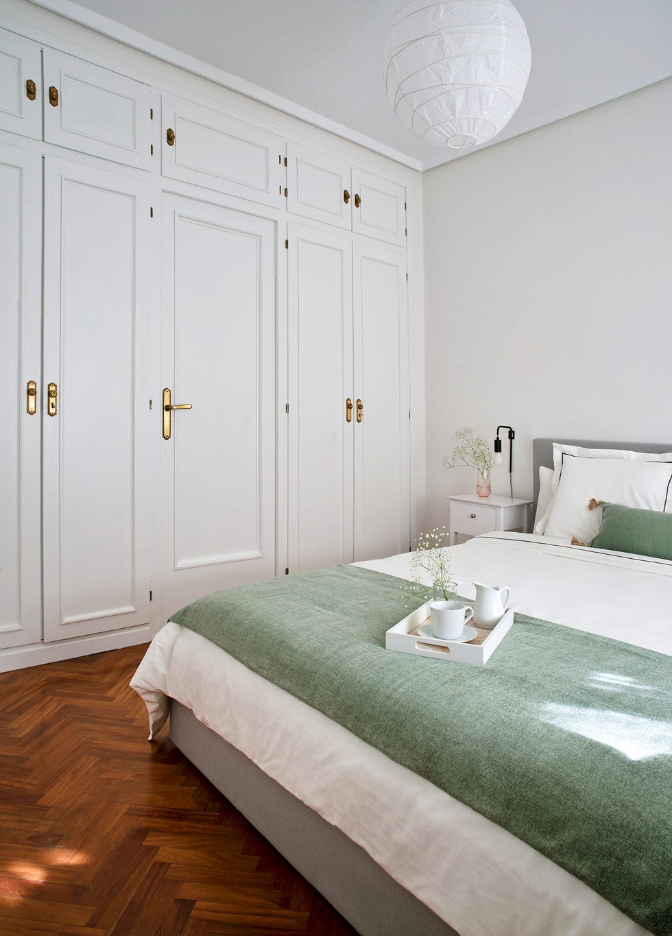 dormitorio con armarios lacados en blanco