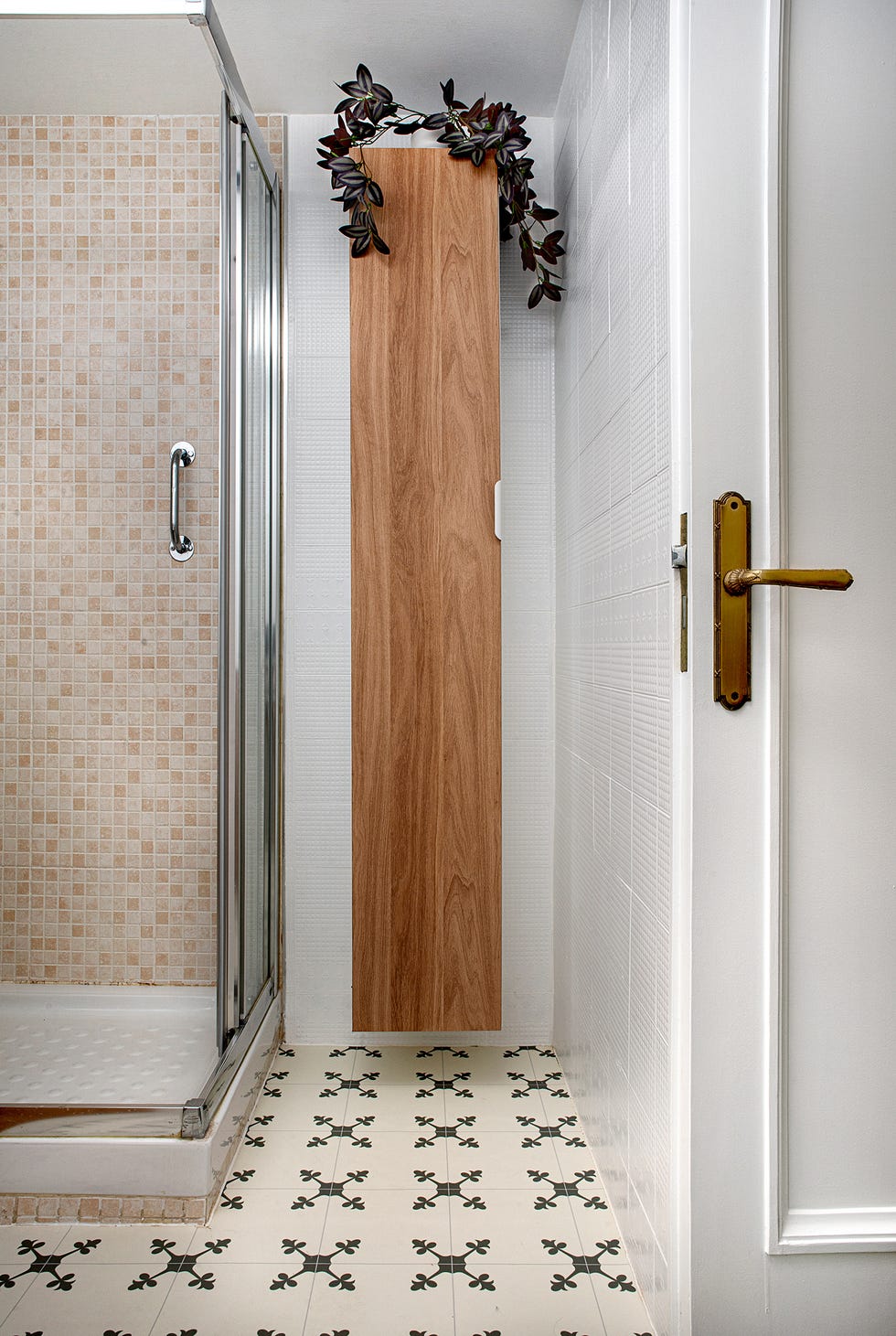 armario de madera en el baño