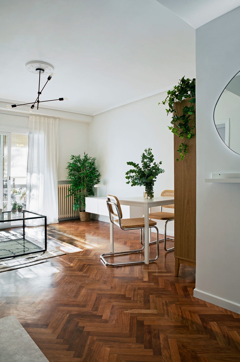 salón comedor con mesa blanca de madera y sillas cesca