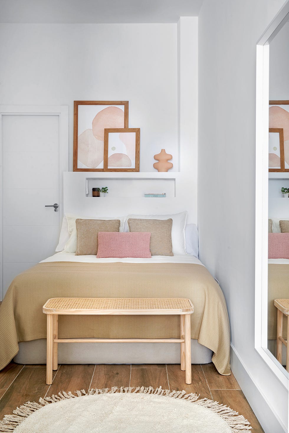 dormitorio boho con cabecero de obra con hornacina y banco de madera a los pies de la cama