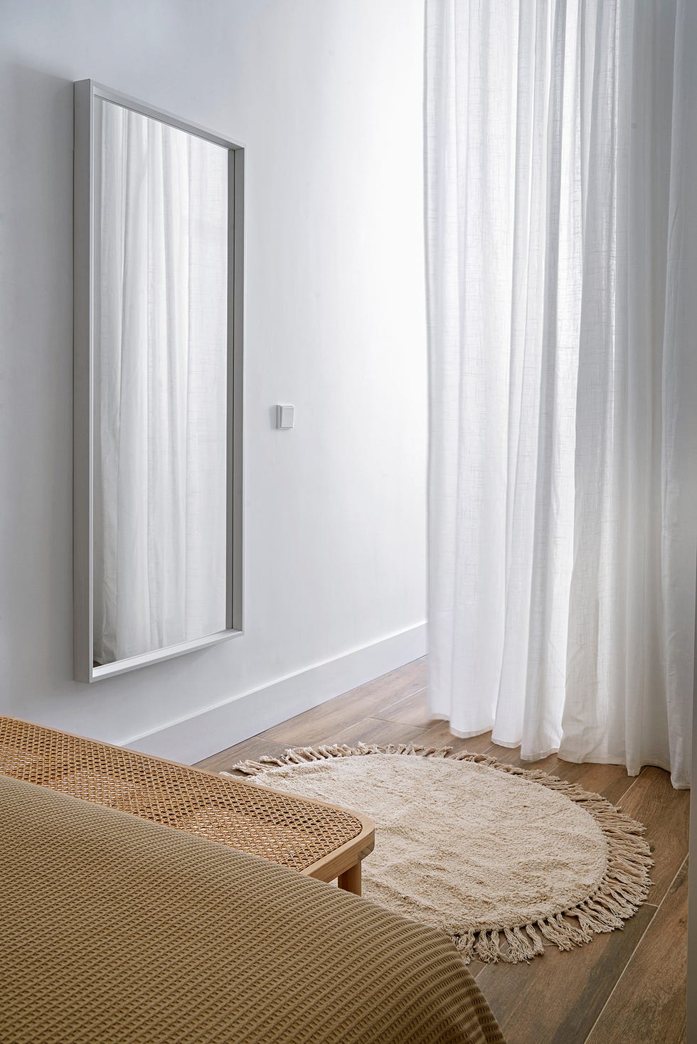 habitación con cortinas como divisor de ambientes