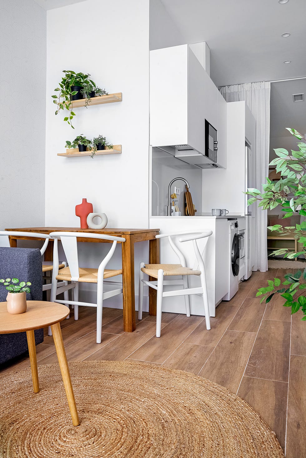cocina blanca con office con mesa de madera y sillas estilo wishbone