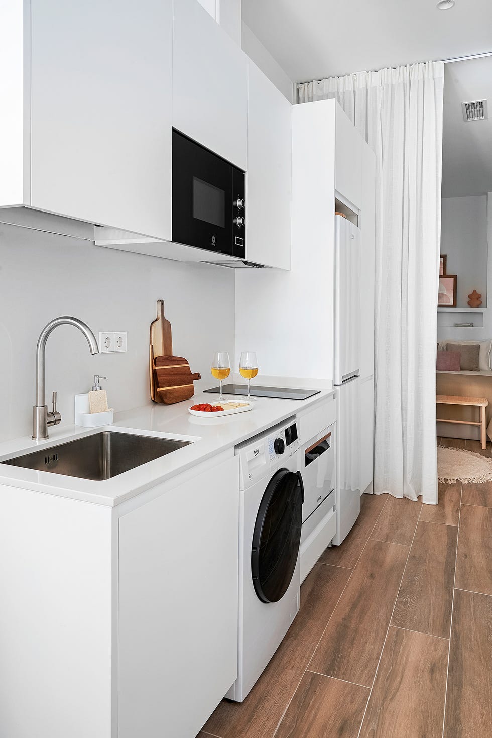 cocina blanca abierta al salón