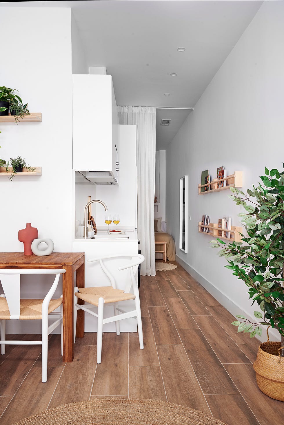 cocina blanca abierta al salón